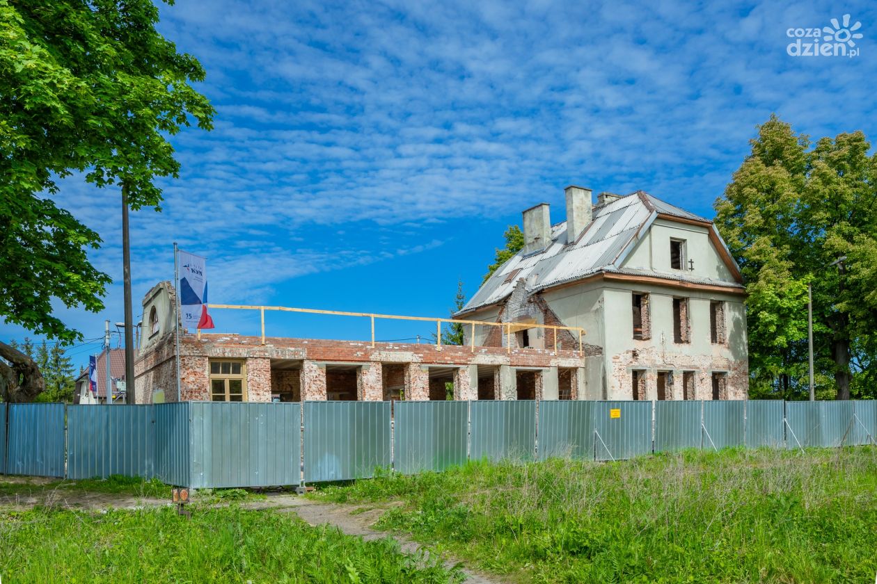 Trwają prace przy remoncie zabytkowego dworca kolejki wąskotorowej w Grójcu. Co tam będzie?