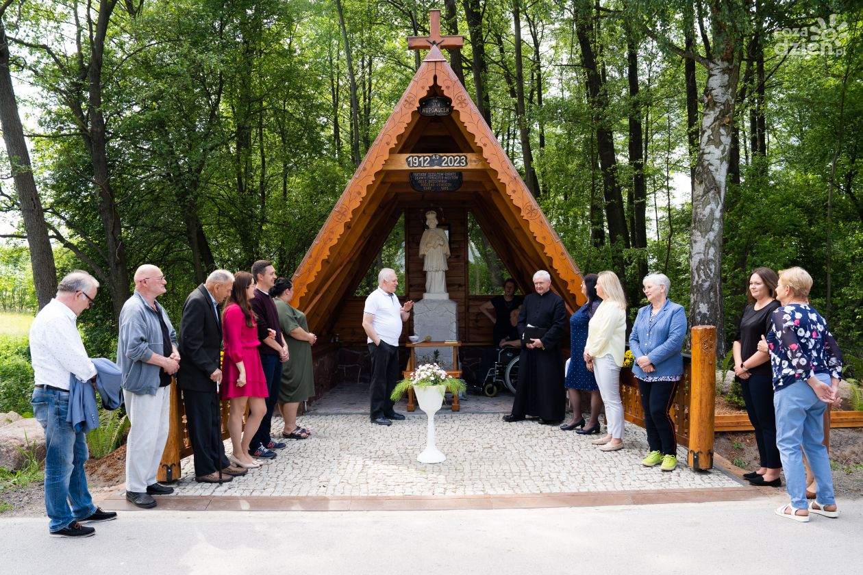 Uroczyste odsłonięcie zabytkowej kapliczki św. Jana Nepomucena z 1912 roku w Zadobrzu (zdjęcia)