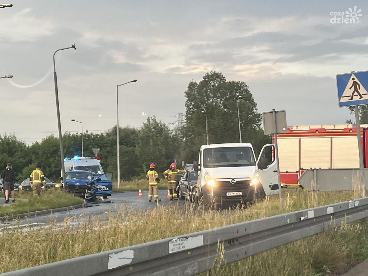 Kolizja na rondzie. Zderzyły się trzy pojazdy