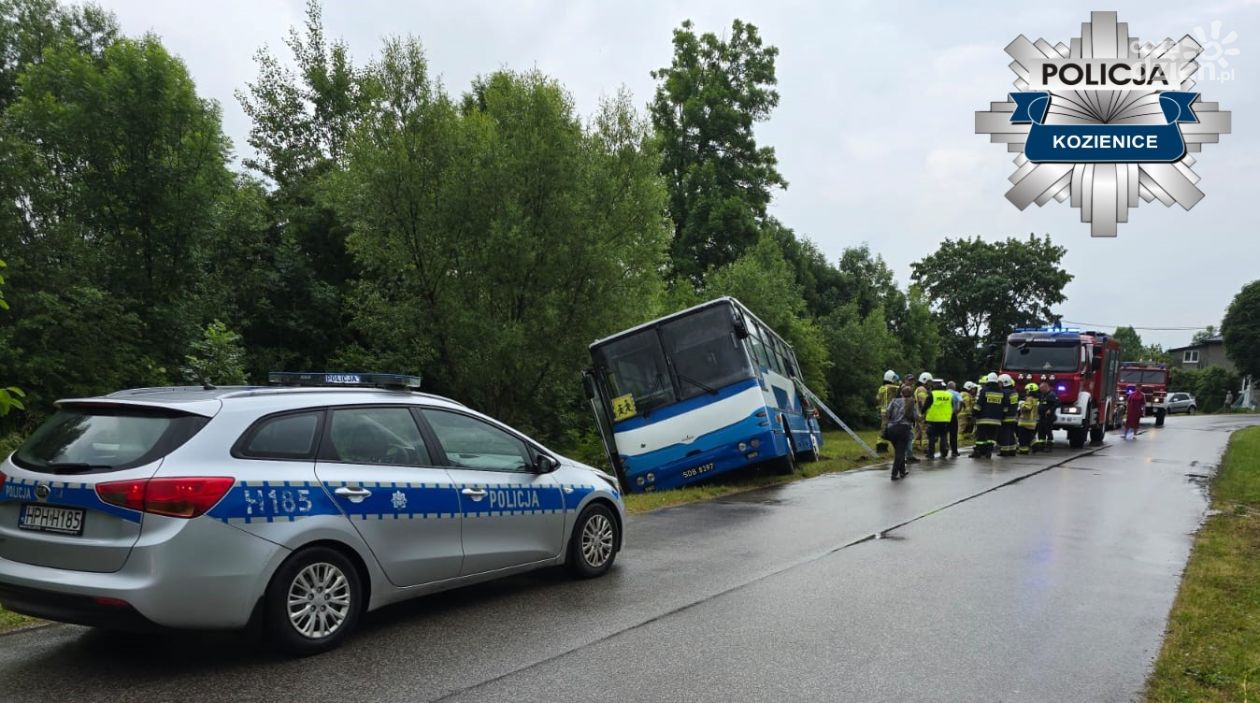 Autobus szkolny wjechał do rowu. W środku były dzieci