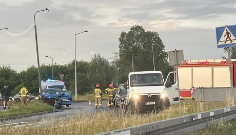 Kolizja na rondzie. Zderzyły się trzy pojazdy