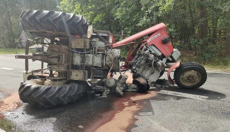 Ciągnik rolniczy zderzył się z samochodem