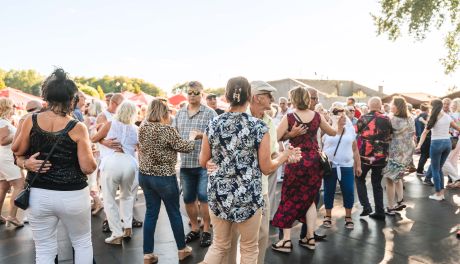 Damski bokser na potańcówce dla seniorów 