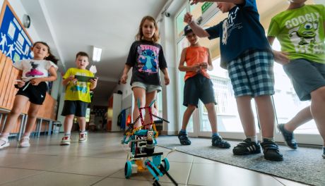 Zdjęcia "Wakacje z robotyką". Warsztaty LEGO dla dzieci z radomskich szkół w PSP 26 (zdjęcia)