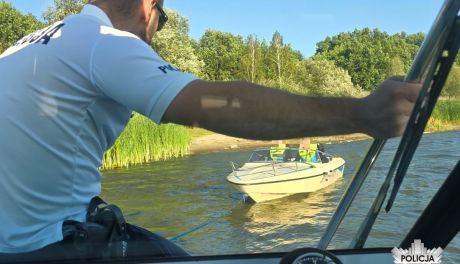 Policjanci pomogli załodze łodzi motorowej