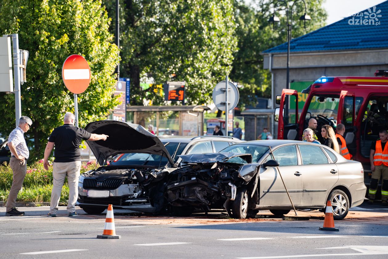 Wypadek przy dworcu PKP (zdjęcia)