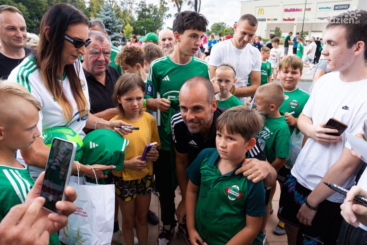 Radomiak spotkał się z kibicami na Placu Jagiellońskim. Były zdjęcia i autografy