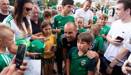 Radomiak spotkał się z kibicami na Placu Jagiellońskim. Były zdjęcia i autografy