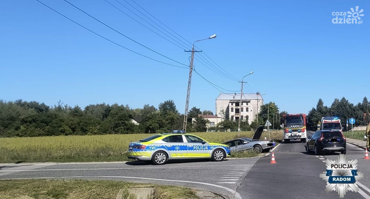 Zderzenie dwóch aut, trzy osoby w szpitalu