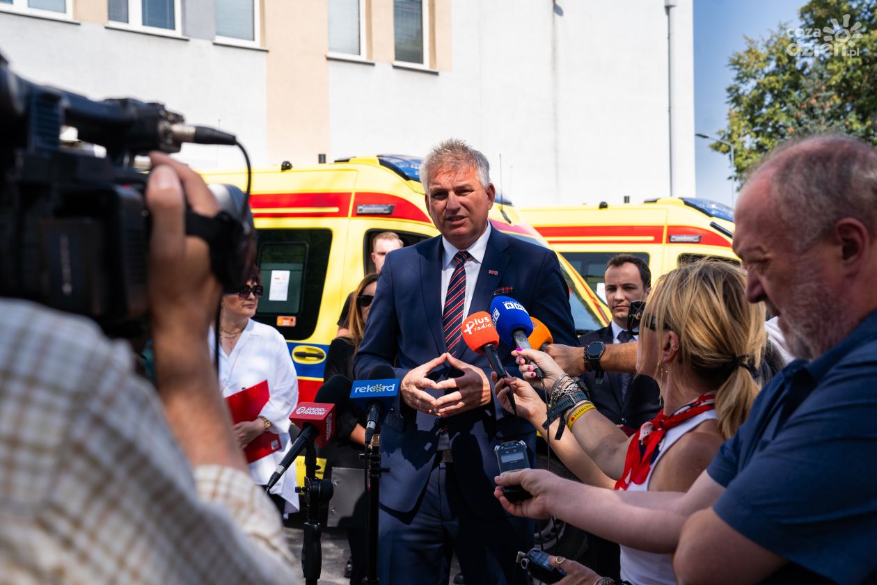 Konferencja prasowa dot. przekazania  dwóch nowoczesnych ambulansów (zdjęcia)