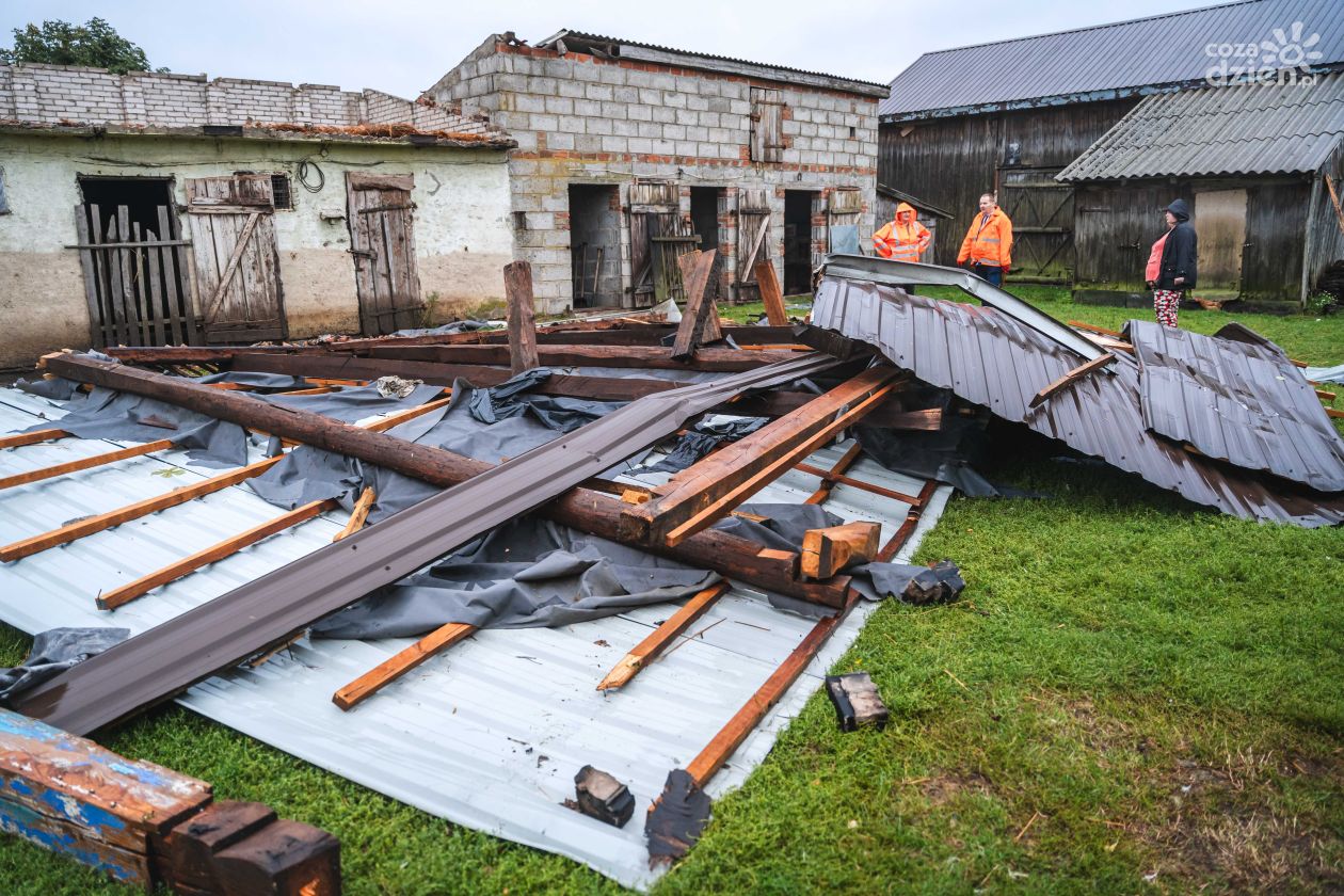 Trąba powietrzna przeszła nad Wierzchowinami w gminie Jedlińsk (zdjęcia)