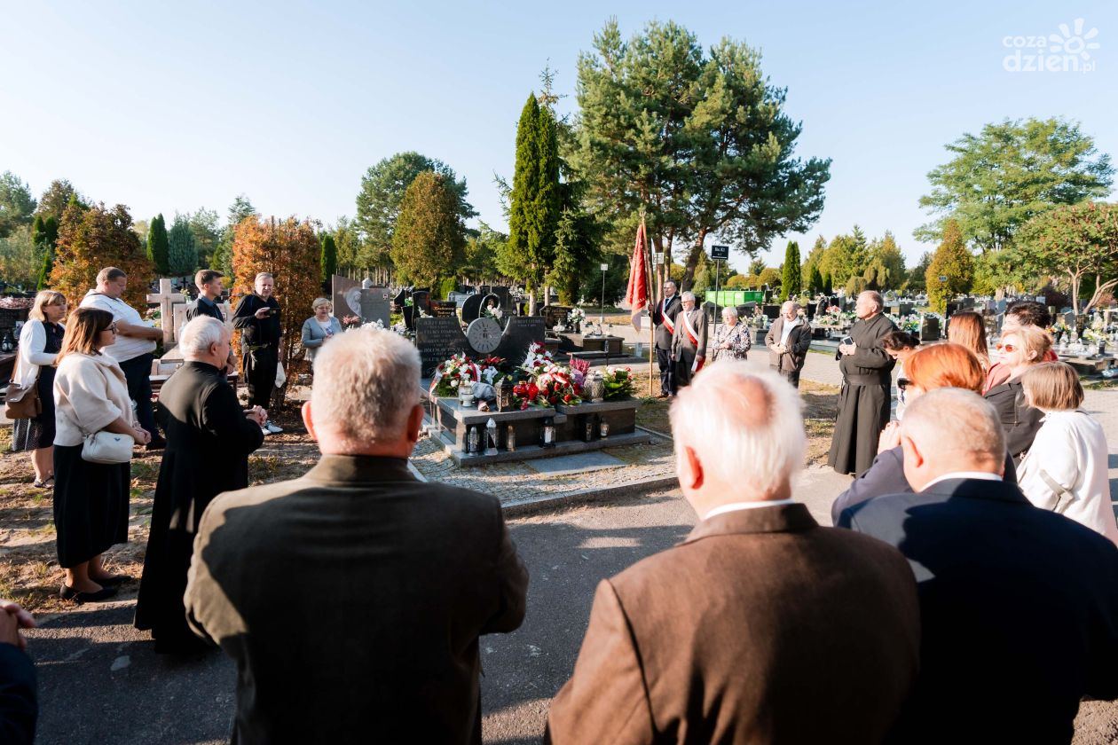 Złożenie kwiatów z okazji piątej rocznicy śmierci o. Huberta Czumy (zdjęcia)