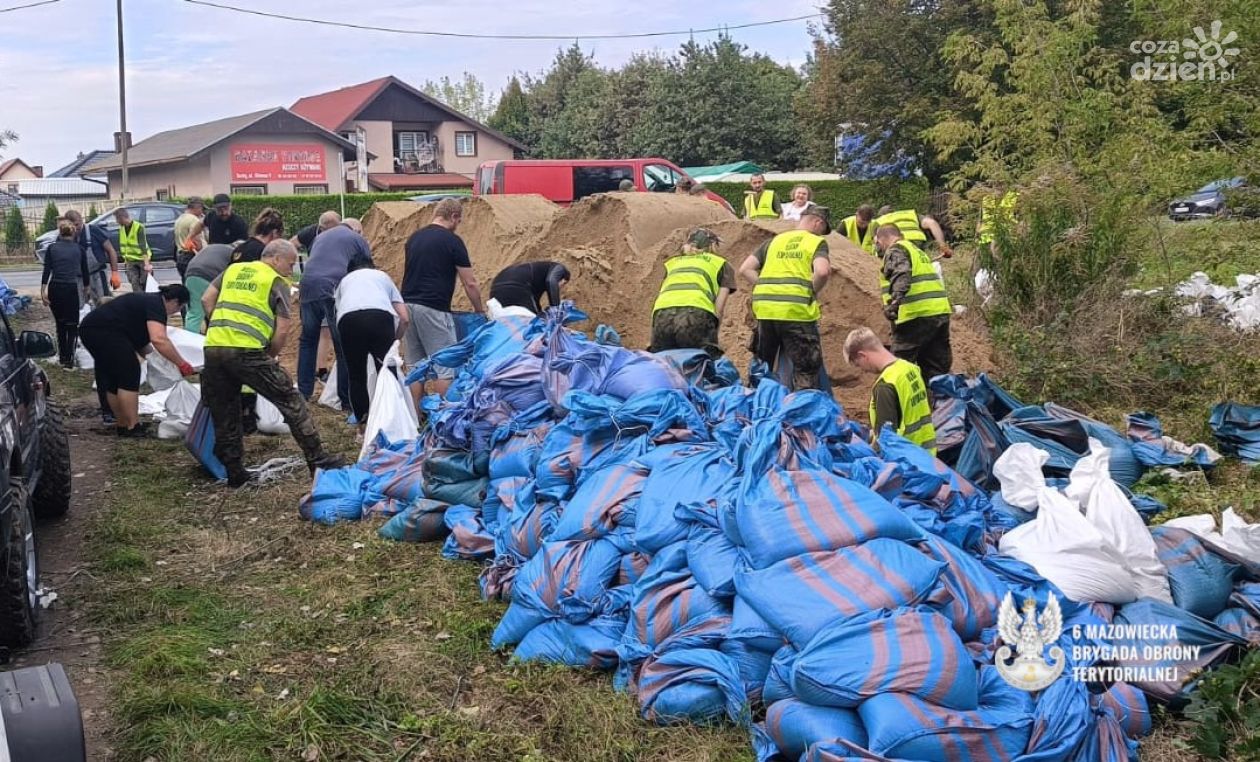 Żołnierze 6MBOT pomagają w walce z powodzią