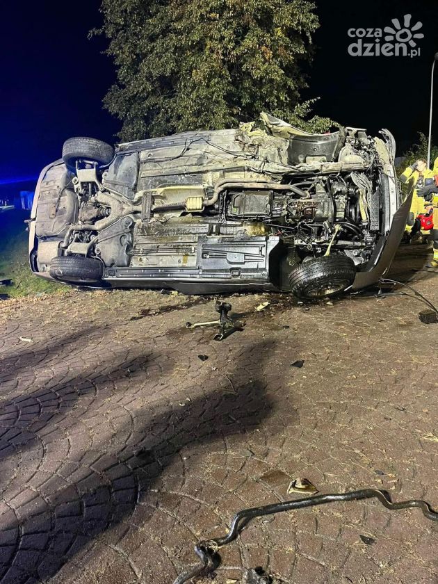 Odechów. BMW na ogrodzeniu