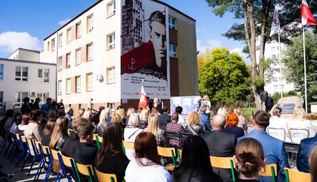 Uroczyste odsłonięcie muralu "Patrz. Szanuj. Pamiętaj." na ścianie VII Liceum Ogólnokształcącego im. K. Baczyńskiego w Radomiu (zdjęcia)