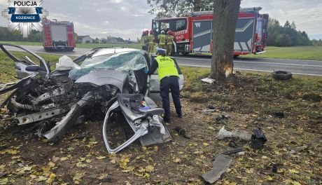 Zjechał z drogi i uderzył w drzewo. Dwie osoby w szpitalu