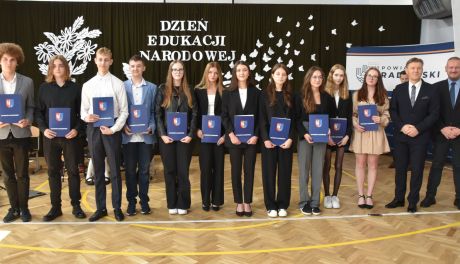 Region Uczniowie i nauczyciele z Pionek nagrodzeni przez władze powiatu radomskiego