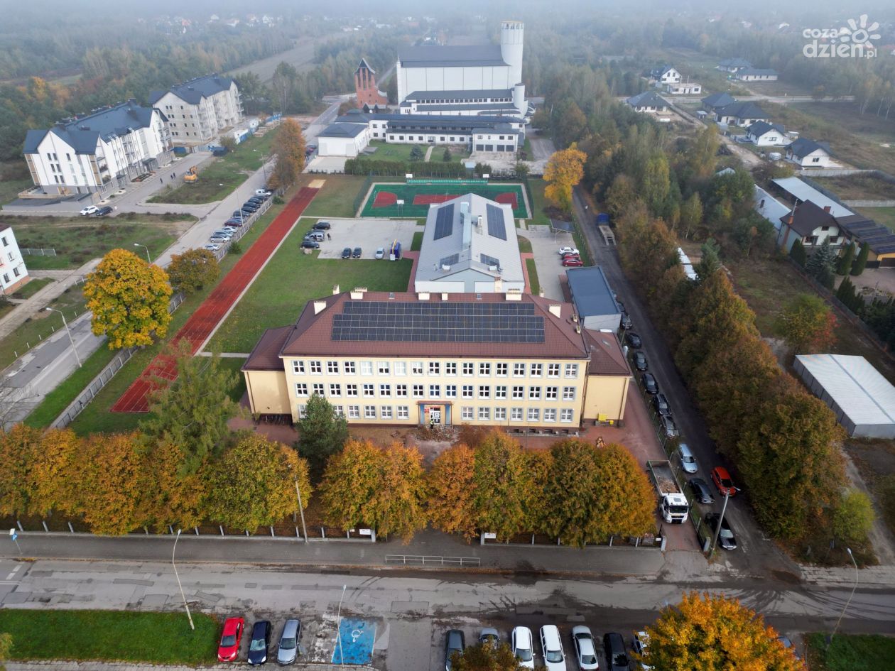 Najpierw fotowoltaika, a teraz wejście. Trwają prace w Zespole Szkół w Pionkach