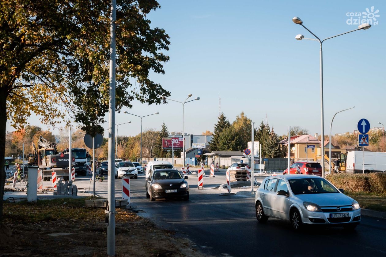 Postępy prac przy przebudowie skrzyżowania Maratońska/Dębowa (zdjęcia)