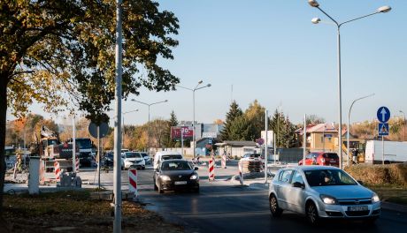 Postępy prac przy przebudowie skrzyżowania Maratońska/Dębowa (zdjęcia)