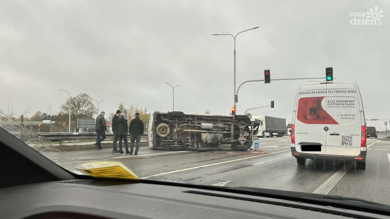 Wypadek na DW 735. Bus uderzył w bariery 