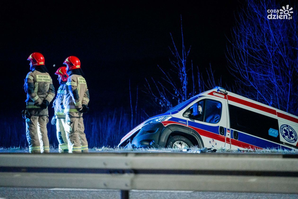 Dachowanie karetki w Jedlińsku. Zginął ratownik medyczny