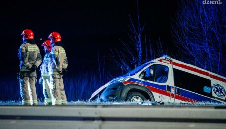 Dachowanie karetki w Jedlińsku. Zginął ratownik medyczny