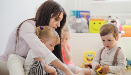 Kurs opiekunki w żłobku – zdobądź kwalifikacje i rozpocznij satysfakcjonującą pracę z dziećmi!