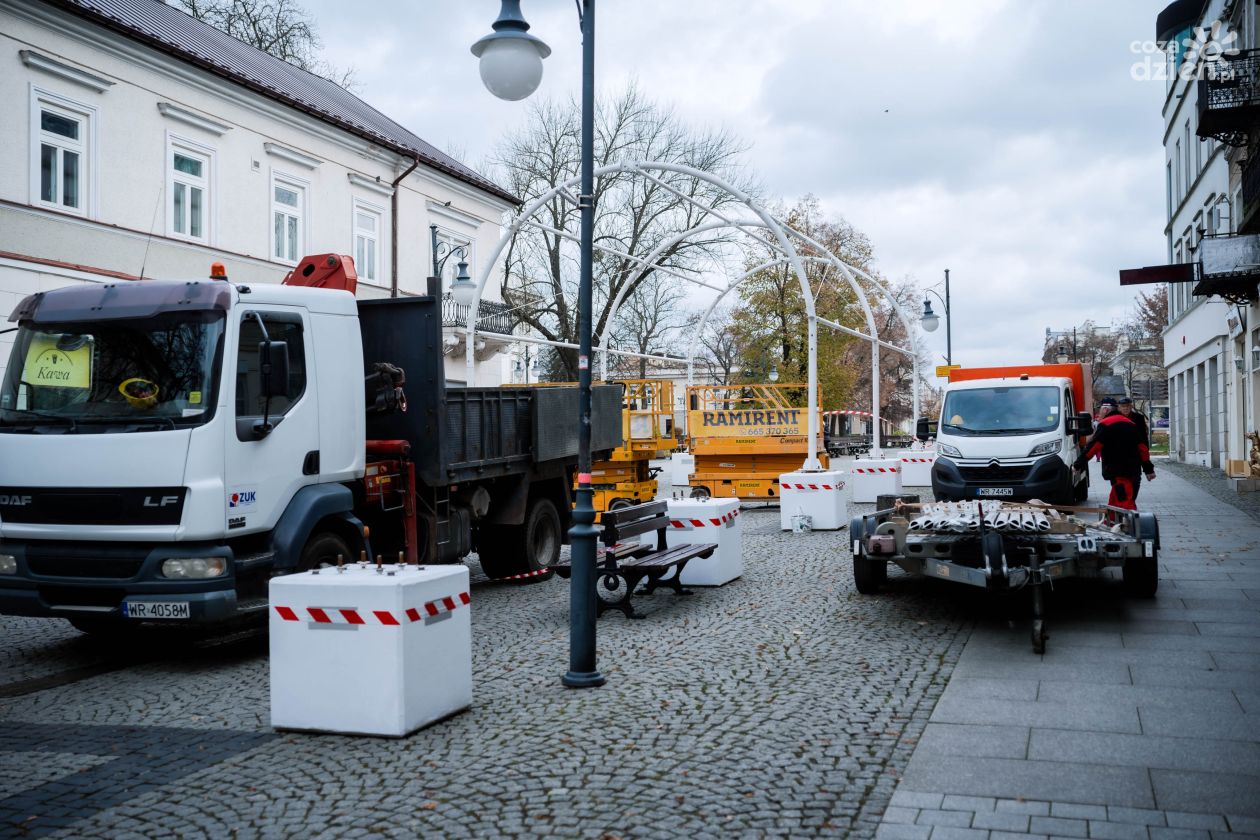 Rozpoczął się montaż tunelu świetlnego na Żeromskiego