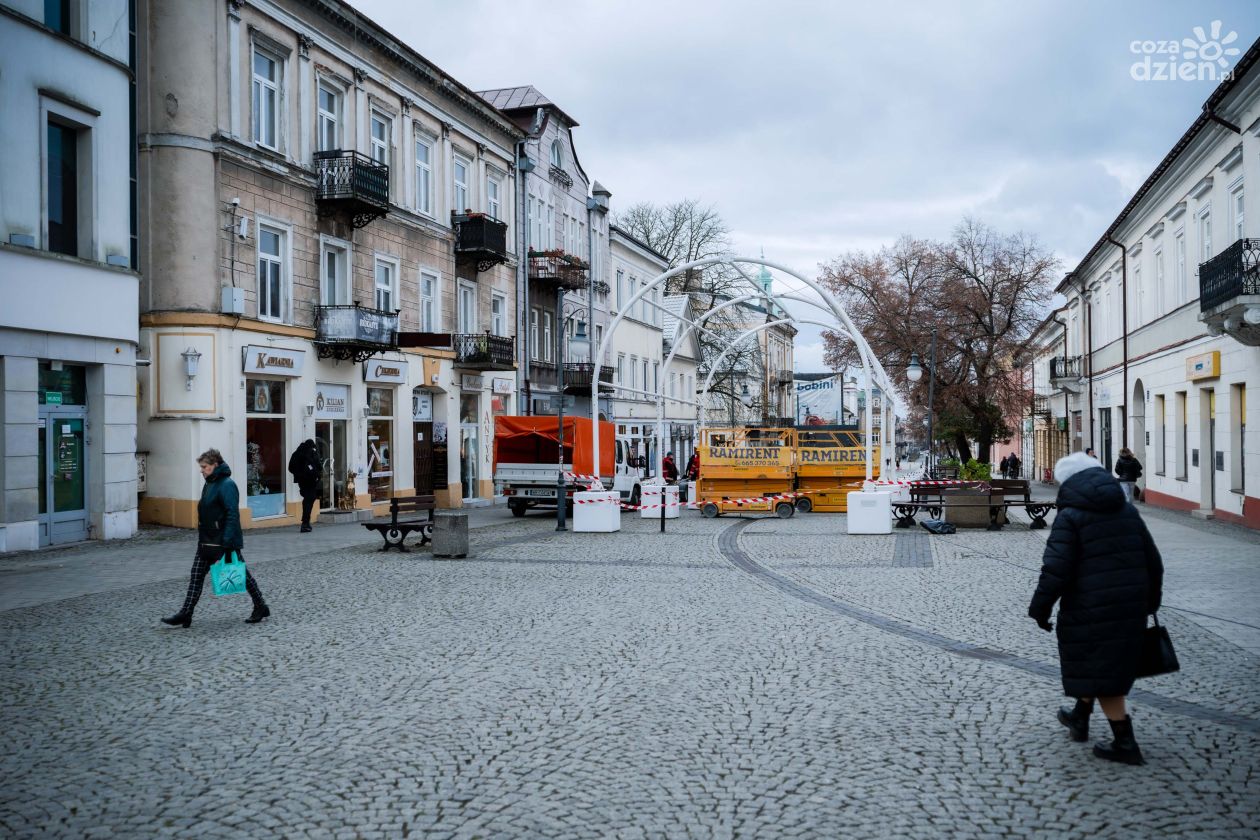 Budowa tunelu świetlnego na ul. Żeromskiego oraz montaż ozdób świątecznych (zdjęcia)