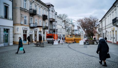 Budowa tunelu świetlnego na ul. Żeromskiego oraz montaż ozdób świątecznych (zdjęcia)