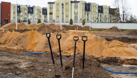 Informacje. Rośnie Fabryka Broni 