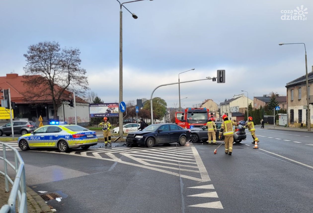 Wypadek na ul. Słowackiego. W jednym z aut 28-latka bez prawa jazdy, która przewoziła trójkę dzieci