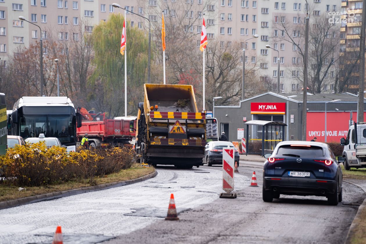 Utrudnienia w ruchu przy rondzie Dmowskiego (zdjęcia) 