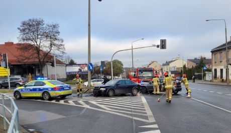 Wypadek na ul. Słowackiego. W jednym z aut 28-latka bez prawa jazdy, która przewoziła trójkę dzieci