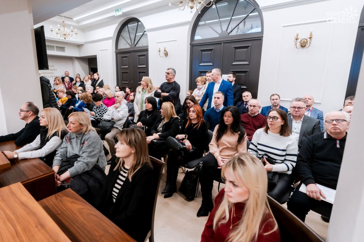 Protest pracowników niepedagogicznych na sesji. W tle sprawa wynagrodzeń i premii