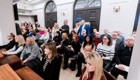 Protest pracowników niepedagogicznych na sesji. W tle sprawa wynagrodzeń i premii