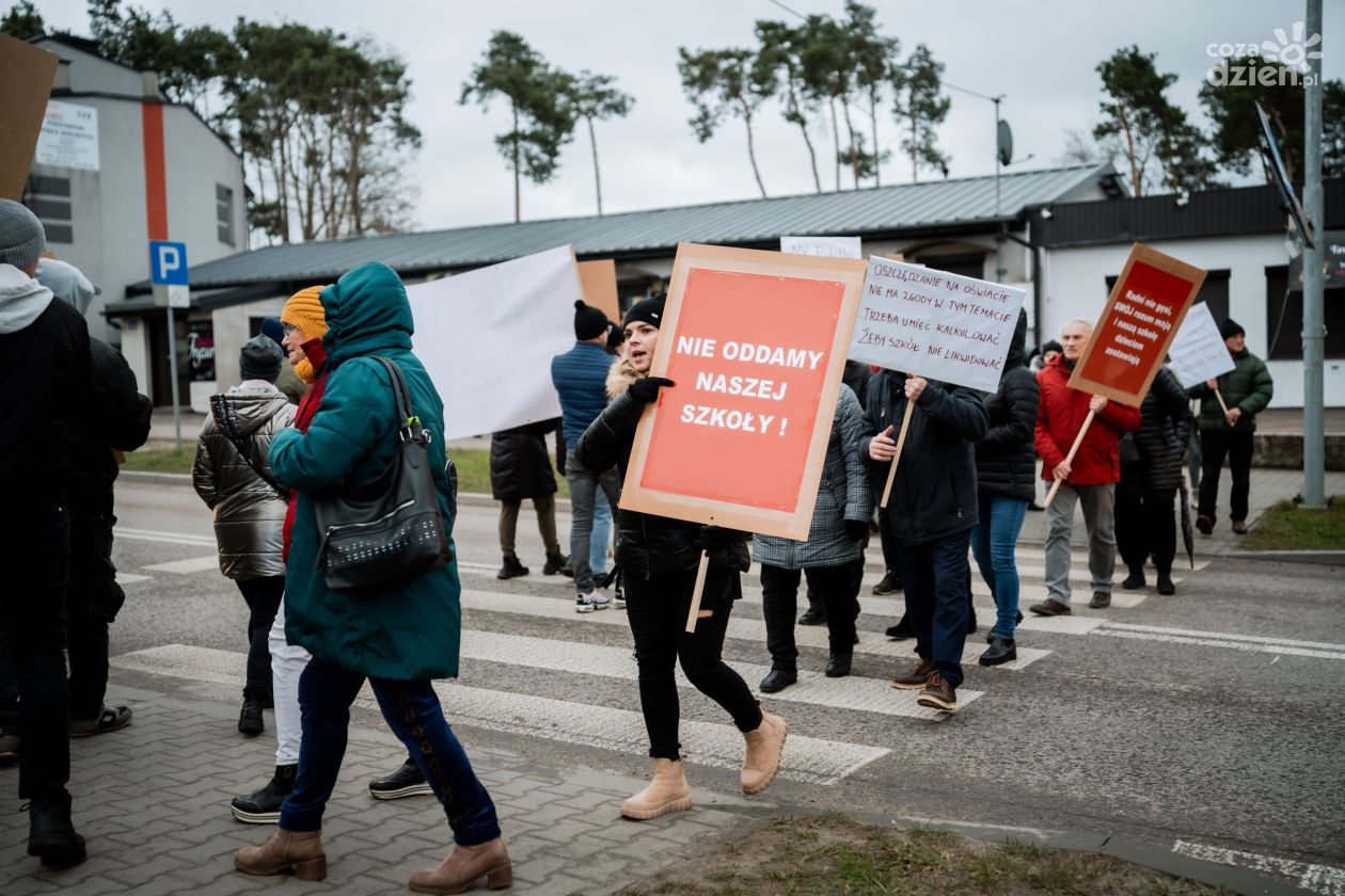 Protest mieszkańców gminy Jastrzębia przeciwko likwidacji szkół (zdjęcia)