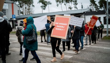 Protest mieszkańców gminy Jastrzębia przeciwko likwidacji szkół (zdjęcia)