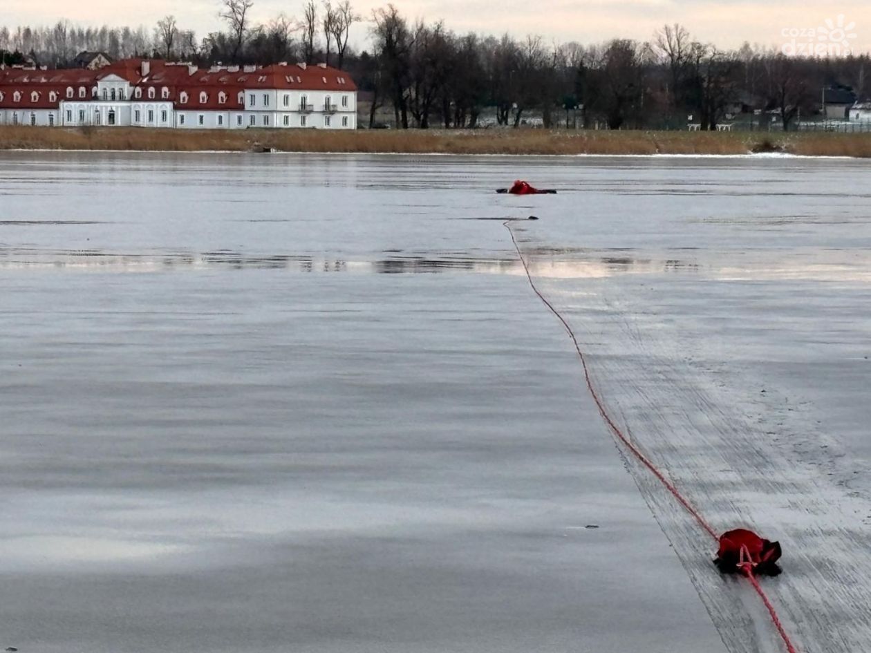 Nietypowa akcja na domaniowskim zalewie. Dron wpadł na lód, operator nie ryzykował