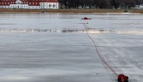 Nietypowa akcja na domaniowskim zalewie. Dron wpadł na lód, operator nie ryzykował