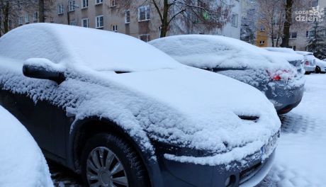 Jak właściwie odśnieżyć auto, żeby nie dostać mandatu?