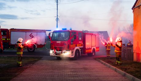 Przekazanie samochodu strażackiego dla OSP Kochanówka (zdjęcia)