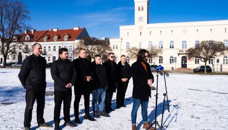 Konferencja prasowa dot. rozpoczęcia zbiórki podpisów pod petycjami dotyczącymi sprzeciwu wobec powstania i funkcjonowania w Radomiu Centrum Integracji Cudzoziemców oraz rozszerzania terytorialnego Strefy Płatnego Parkowania (zdjęcia)