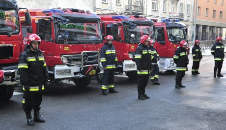 Przekazanie nowych wozów strażakom