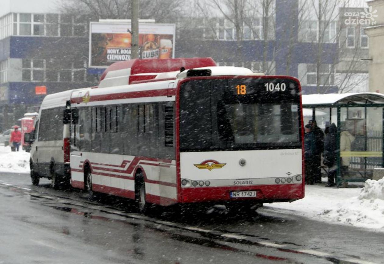 Busy blokują przystanek przy dworcu kolejowym