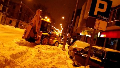 Nocą będą usuwać śnieg ze strefy oraz wiaduktów