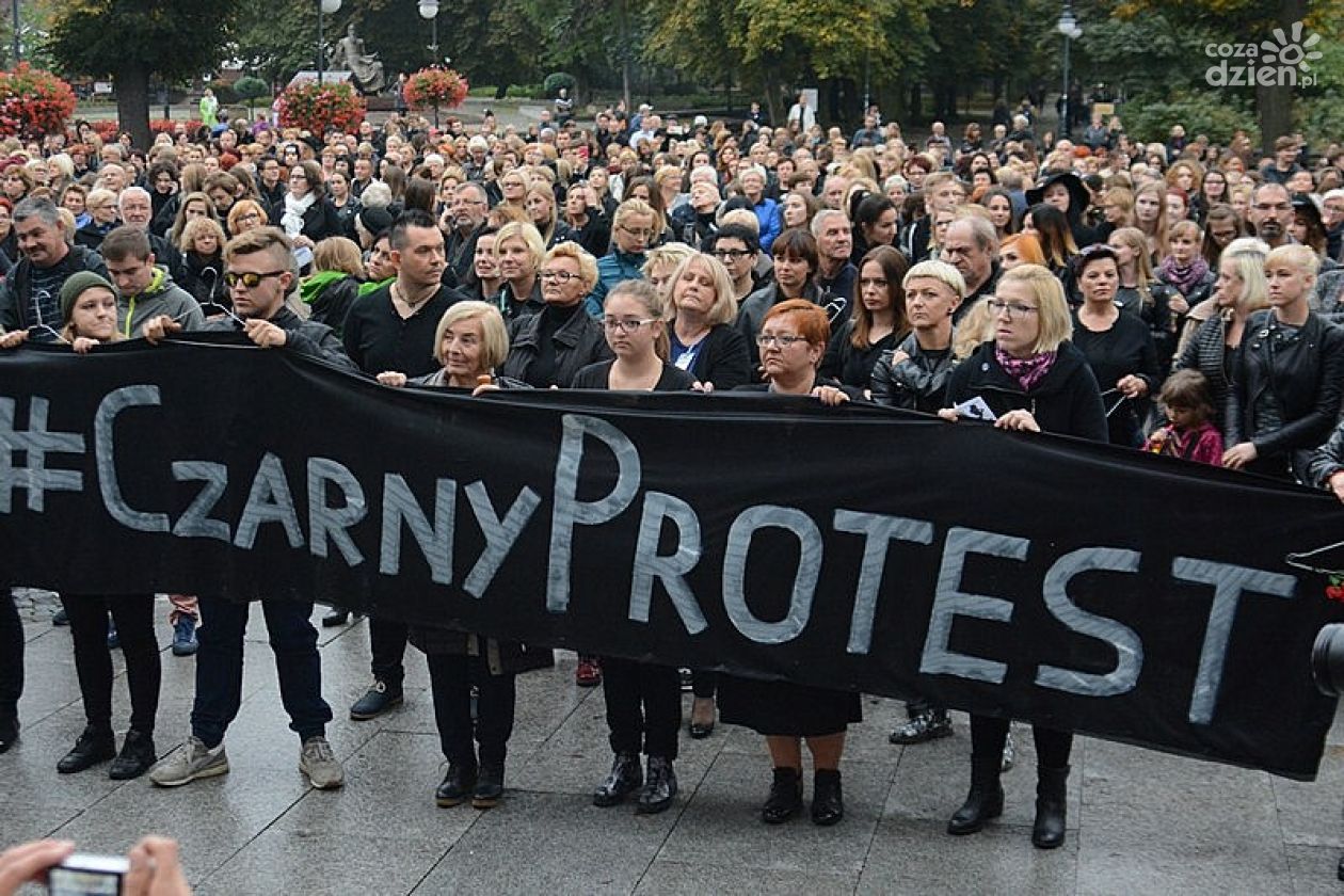 #CzarnyProtest. ”Nie składamy parasolek”