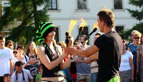 Połykacze ognia i mieczy na deptaku