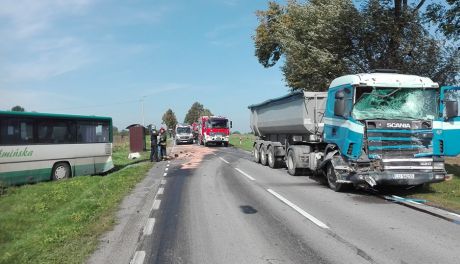 Zderzenie autobusu z ciężarówką